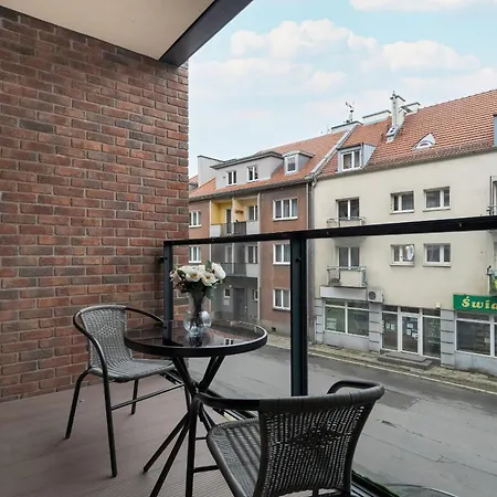 公寓 With Balcony And Free Parking In By Renters