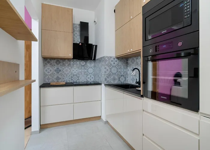 With Balcony And Free Parking In By Renters Daire *