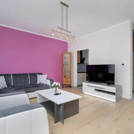 Apartman With Balcony And Free Parking In By Renters *