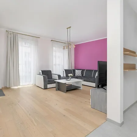Apartman With Balcony And Free Parking In By Renters *