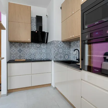 With Balcony And Free Parking In By Renters شقة *